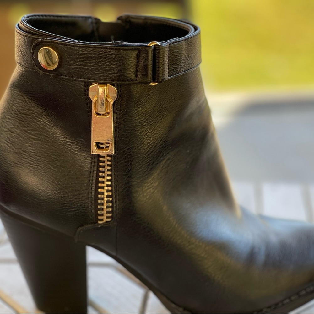 Black zip bootie with heel by Apt9 like new